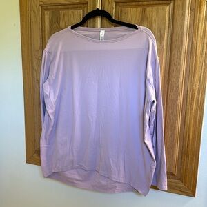 Lululemon size 6 women’s long sleeve workout shirt. Great condition.